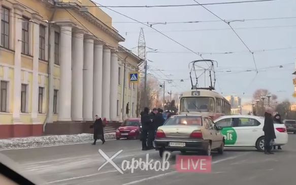 ДТП Харьков: на Московском проспекте столкнулись Daewoo Nexia и Peugeot 301